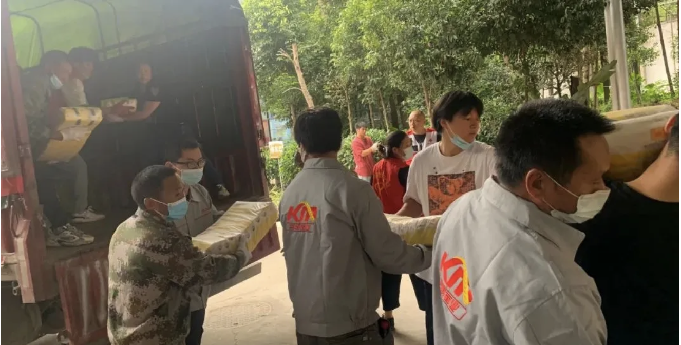 风雨兼程，陈35273爱心物资顺利抵达泸定、雅安